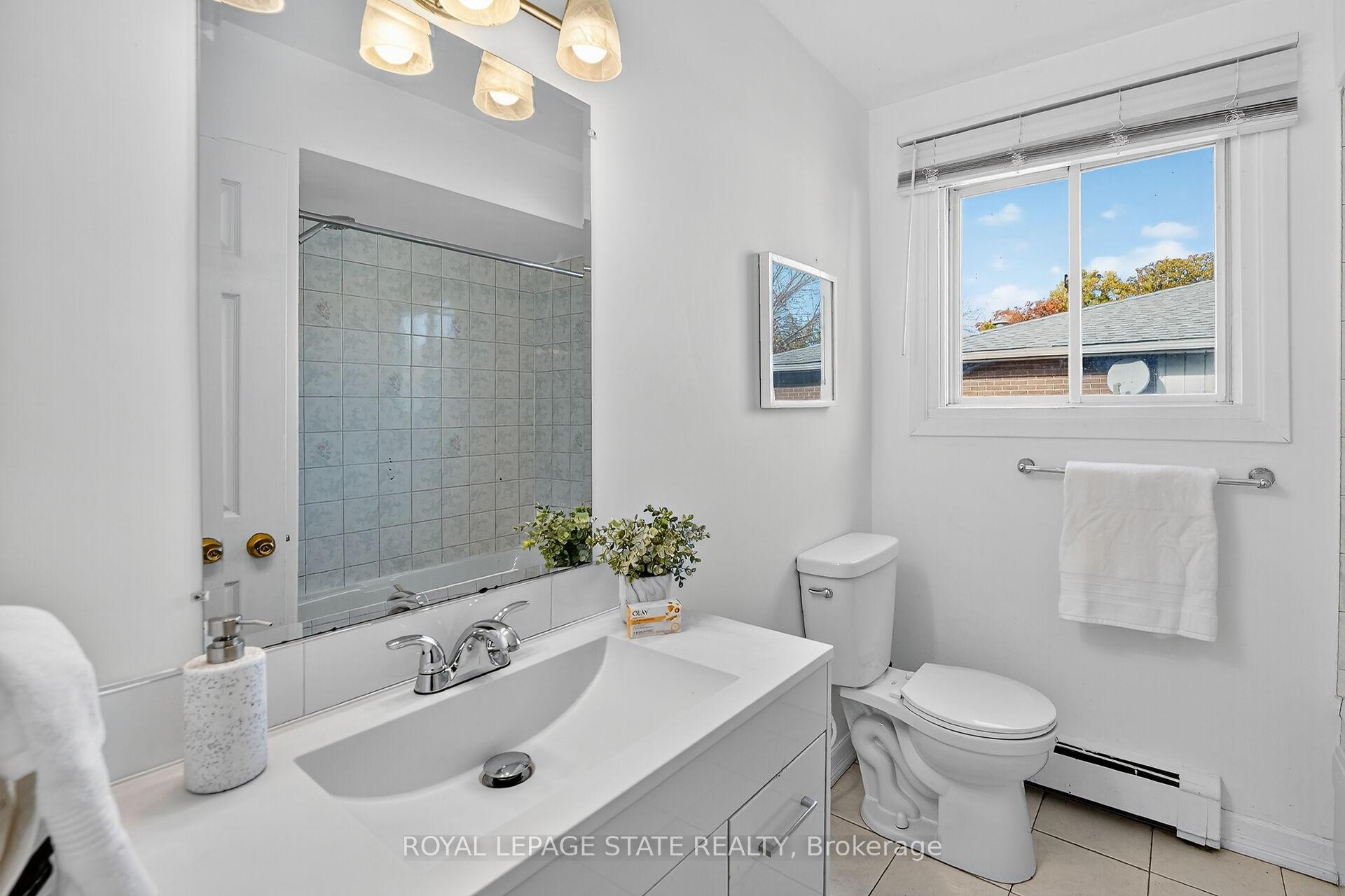 15 Grand Avenue, Grimsby, ON - Indoor Photo Showing Bathroom