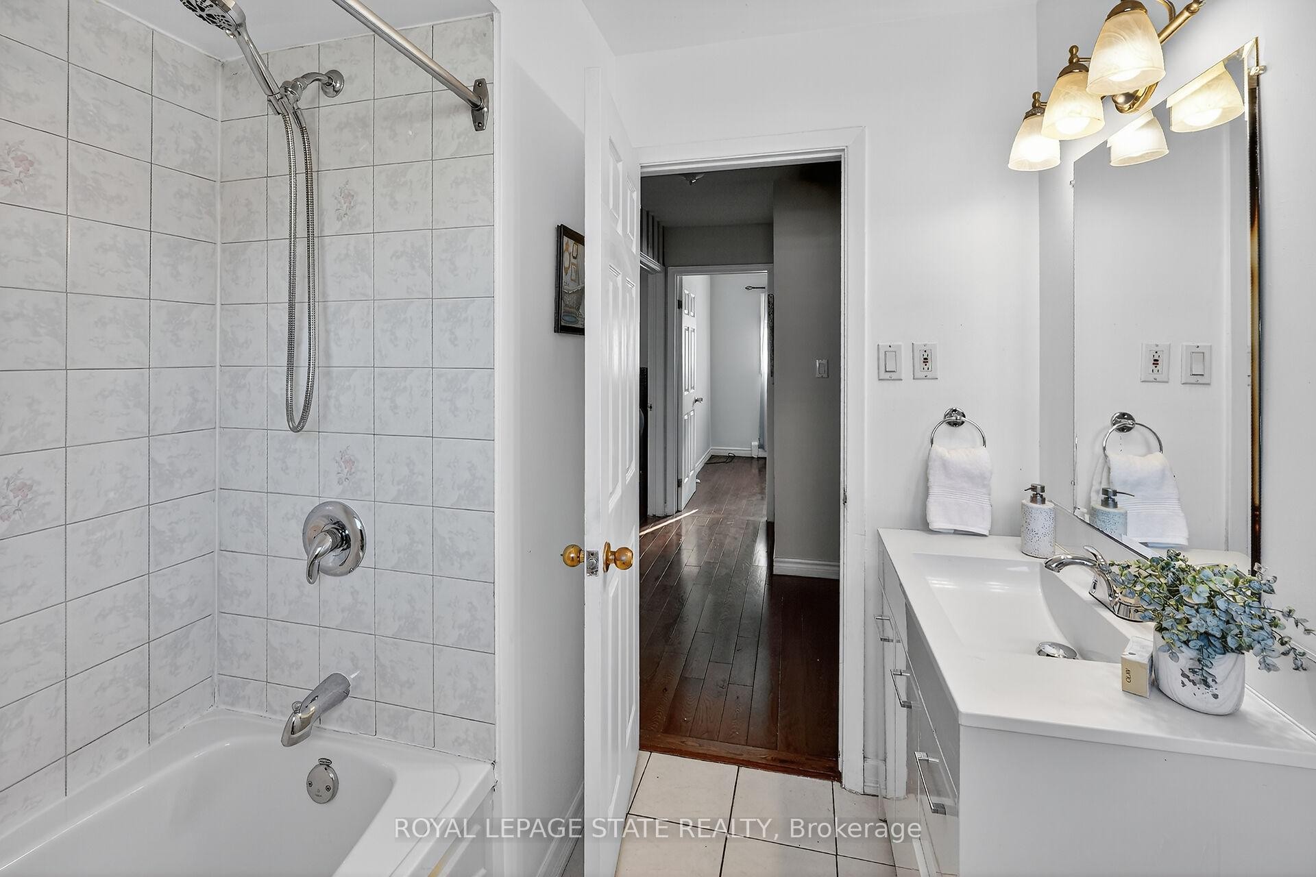 15 Grand Avenue, Grimsby, ON - Indoor Photo Showing Bathroom