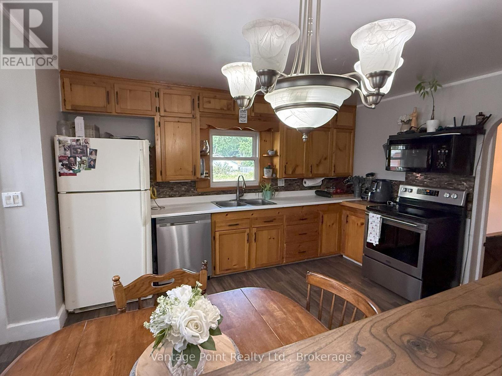 777007 10 Highway, Chatsworth, ON - Indoor Photo Showing Kitchen With Double Sink