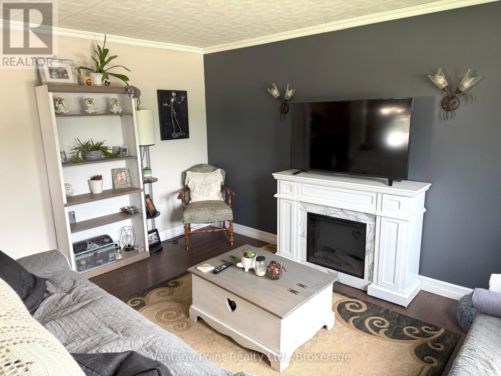 777007 10 Highway, Chatsworth, ON - Indoor Photo Showing Living Room With Fireplace
