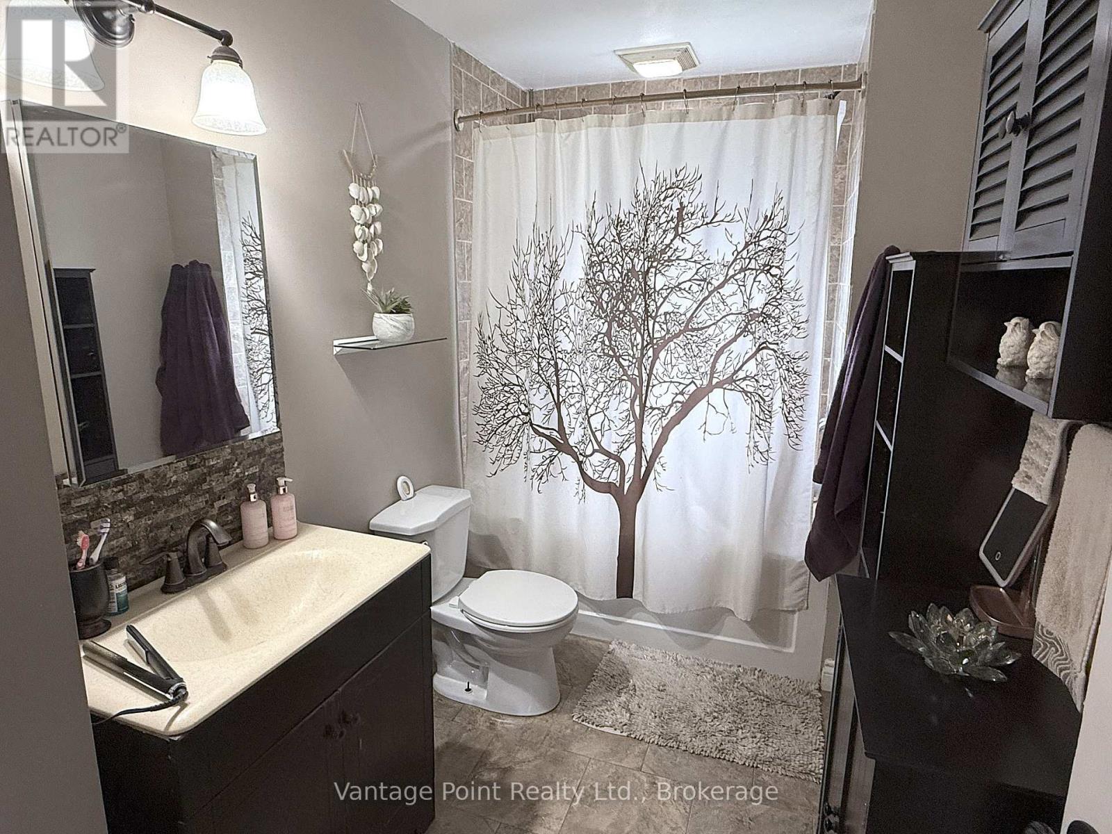 777007 10 Highway, Chatsworth, ON - Indoor Photo Showing Bathroom