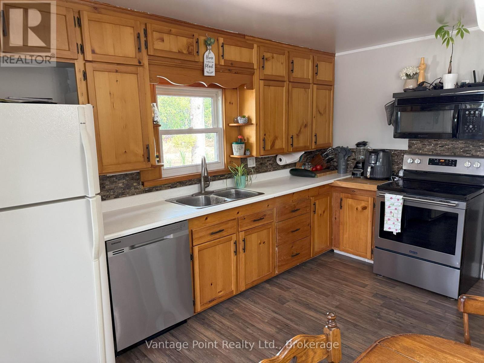 777007 10 Highway, Chatsworth, ON - Indoor Photo Showing Kitchen With Double Sink