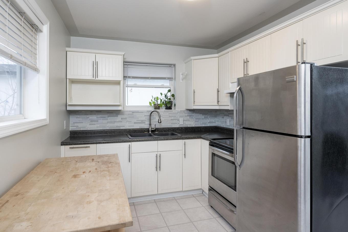 1332 Wallbridge Avenue, Thunder Bay, ON - Indoor Photo Showing Kitchen With Double Sink
