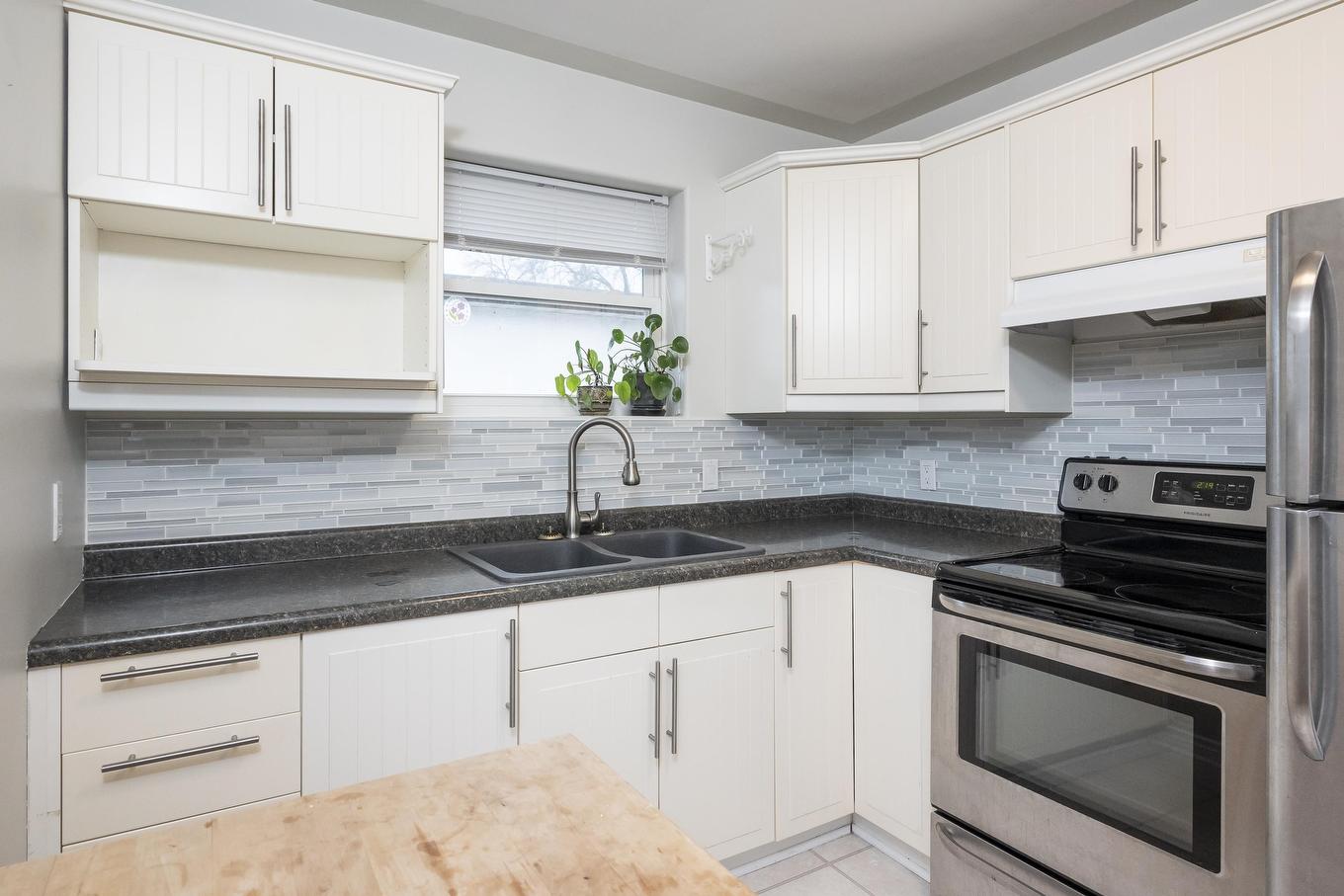 1332 Wallbridge Avenue, Thunder Bay, ON - Indoor Photo Showing Kitchen With Double Sink