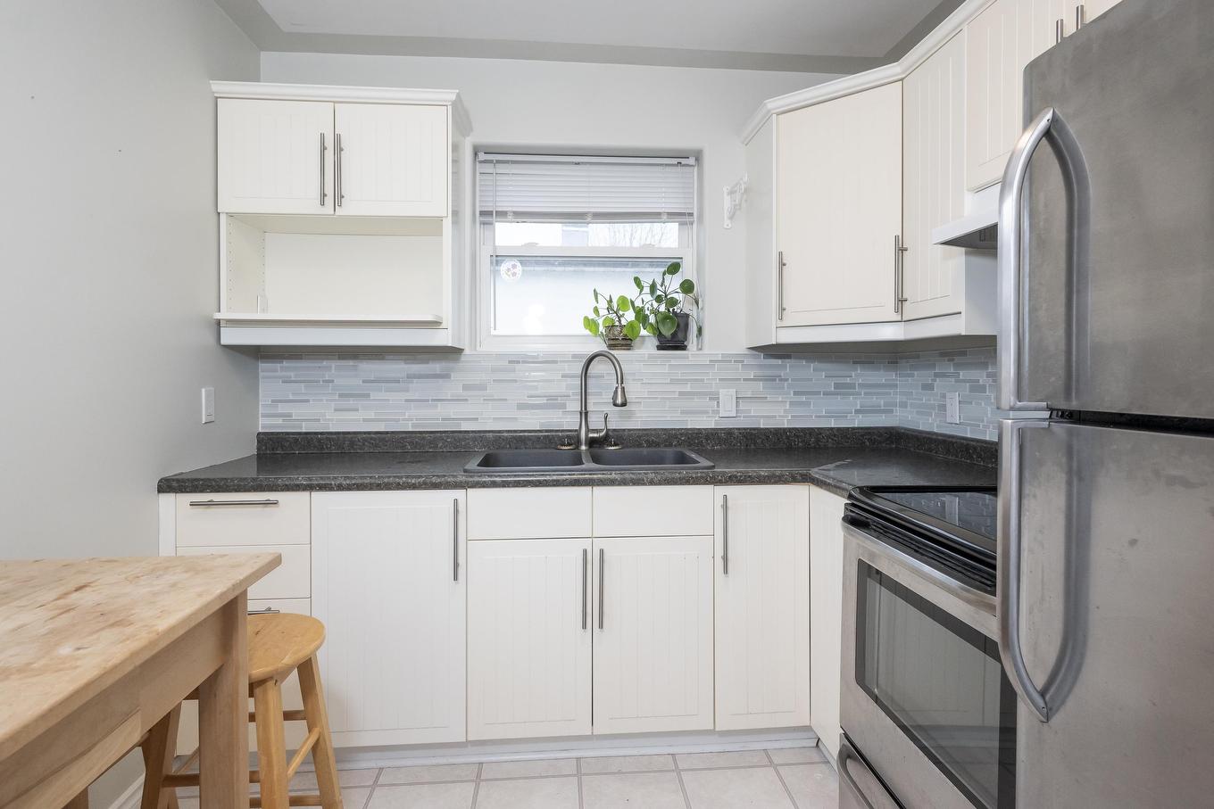1332 Wallbridge Avenue, Thunder Bay, ON - Indoor Photo Showing Kitchen With Double Sink