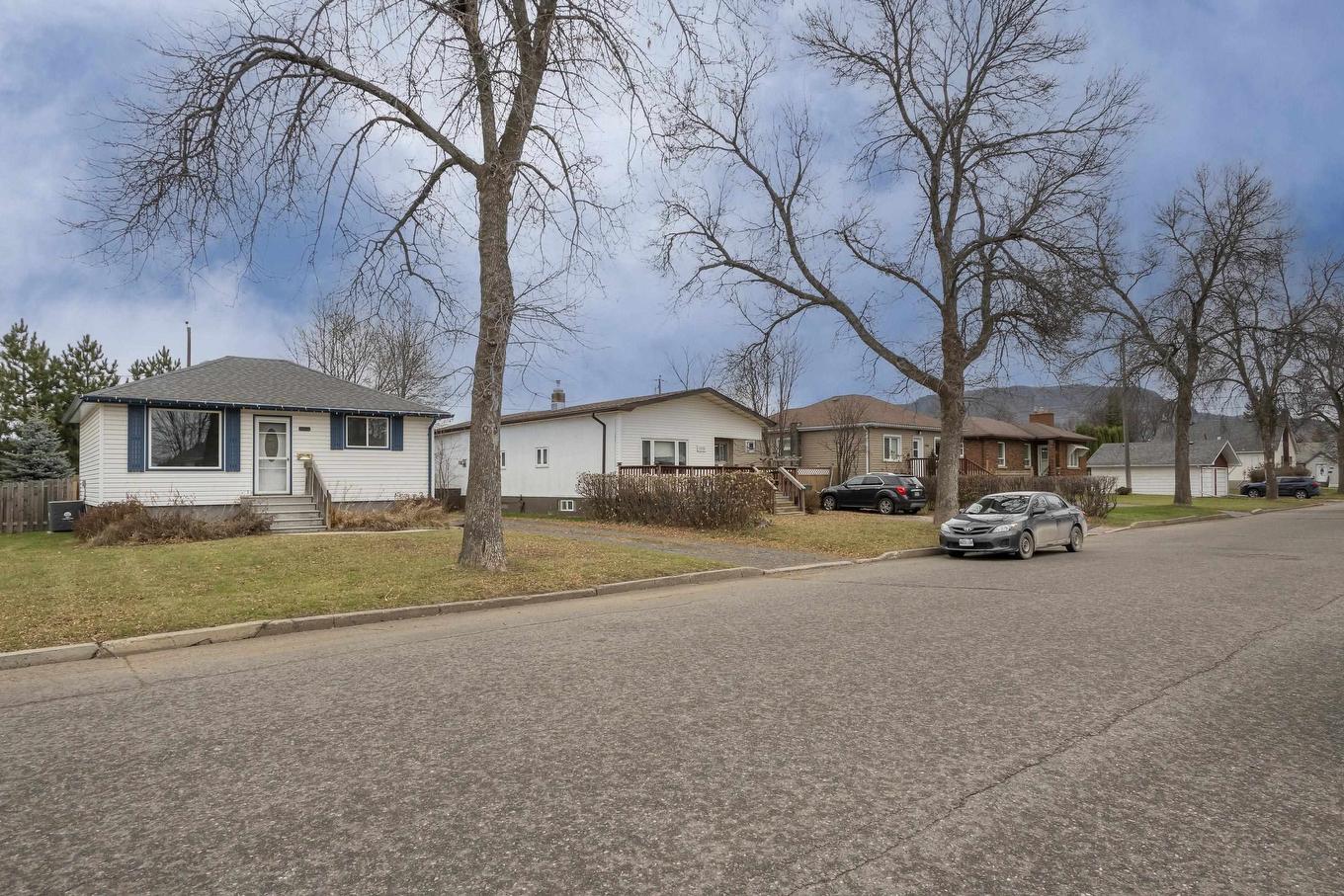 1332 Wallbridge Avenue, Thunder Bay, ON - Outdoor With Facade