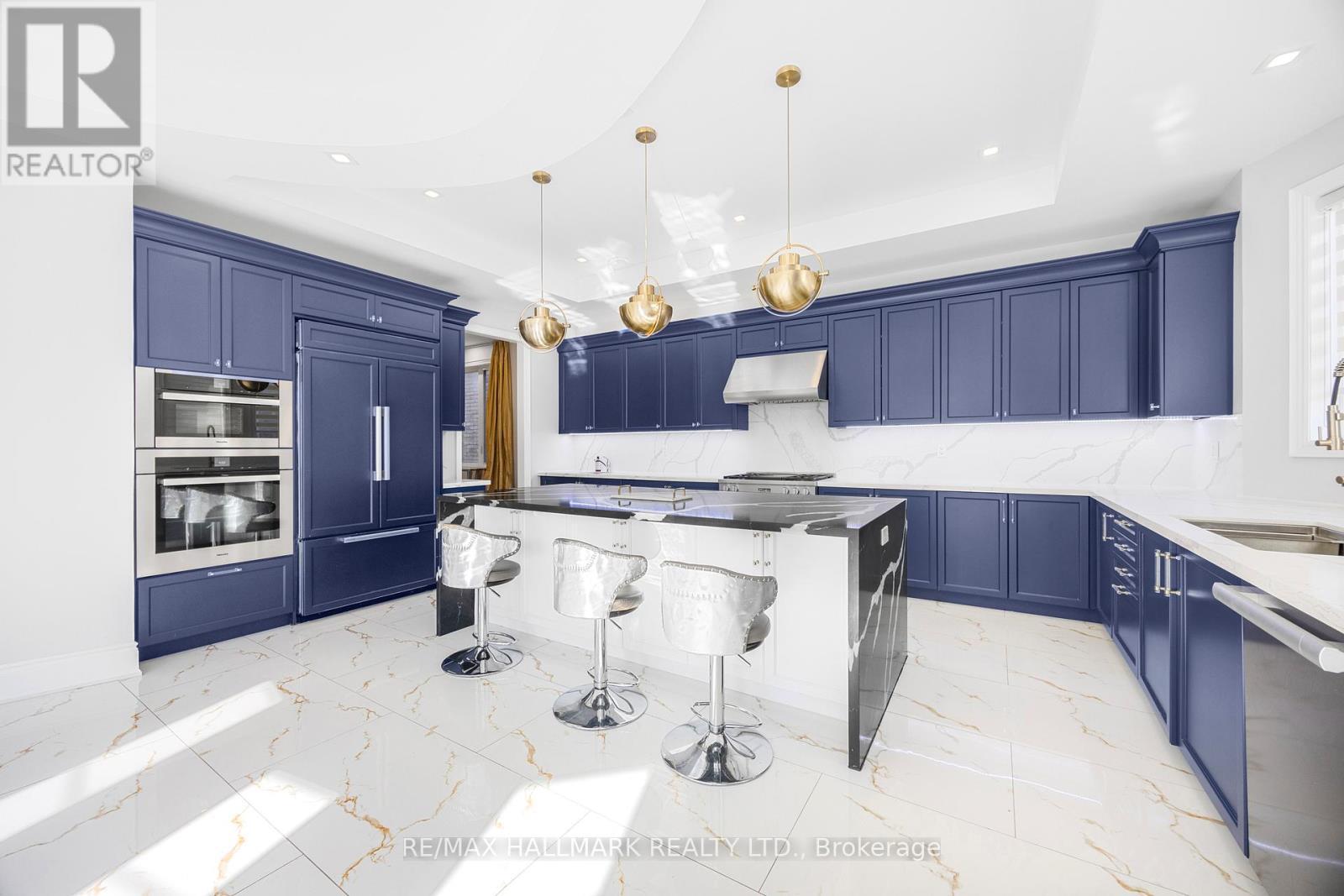 41 Glen Abbey Trail, Vaughan, ON - Indoor Photo Showing Kitchen With Upgraded Kitchen
