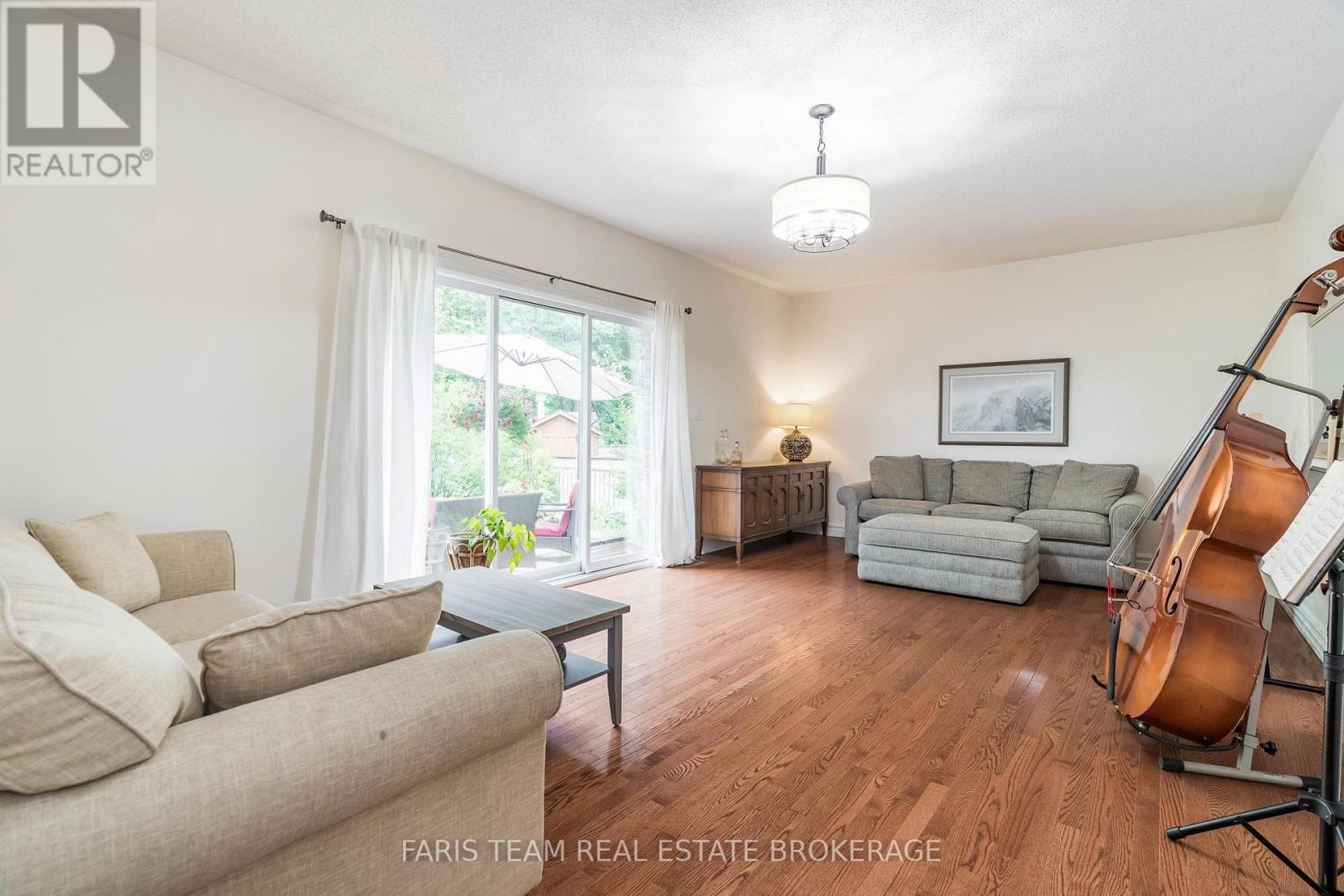 7 Bailey Crescent, Tiny, ON - Indoor Photo Showing Living Room