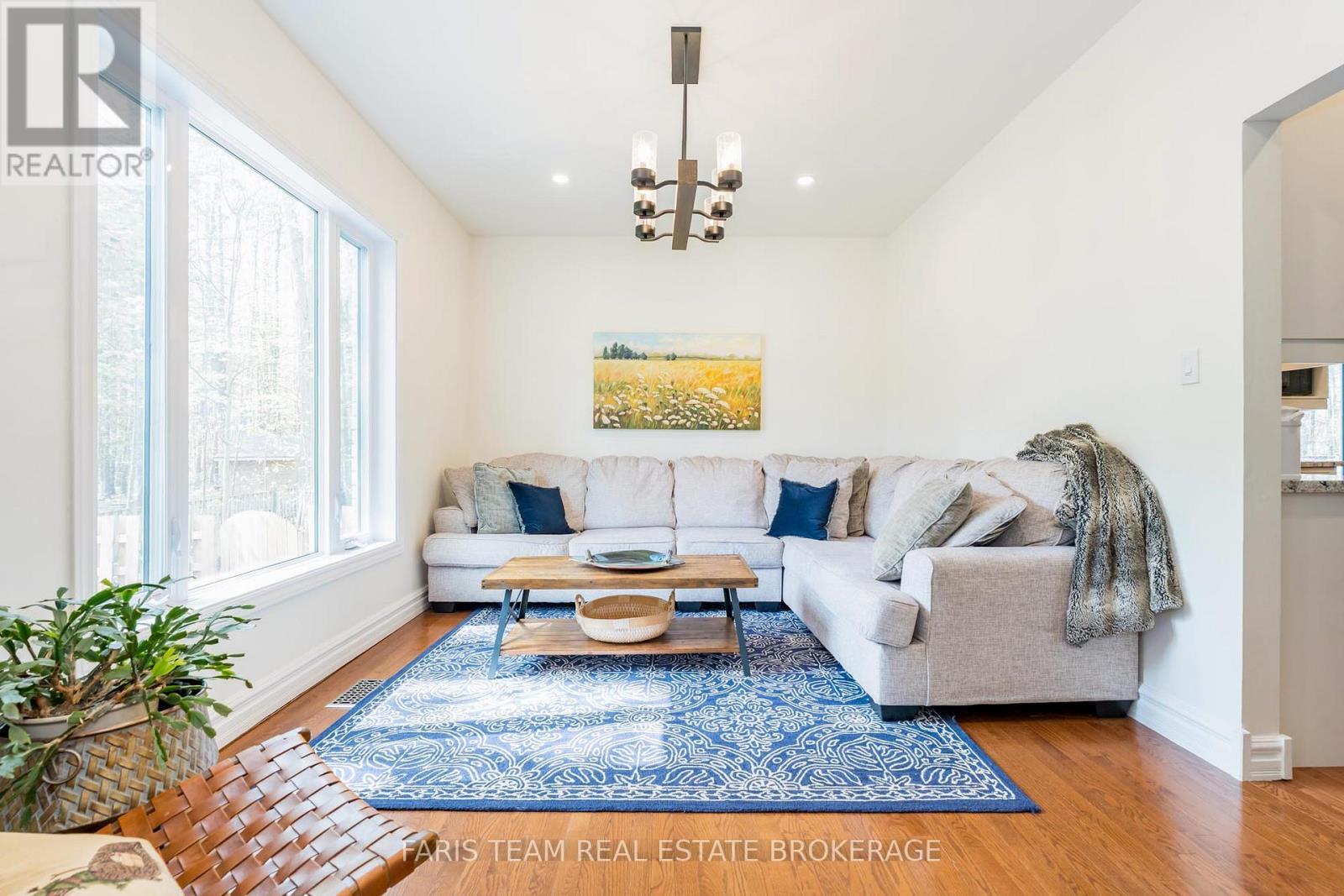 7 Bailey Crescent, Tiny, ON - Indoor Photo Showing Living Room