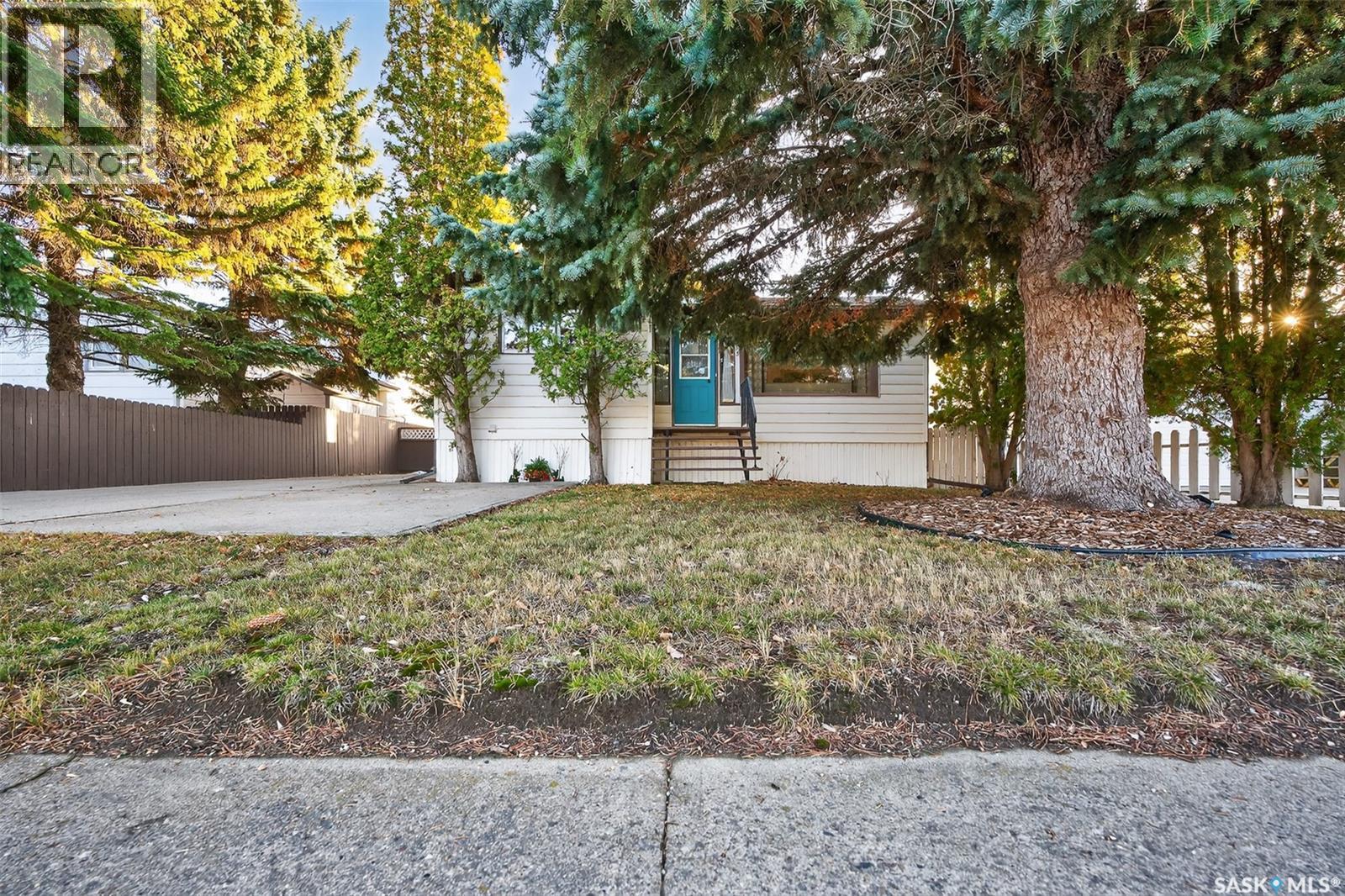 1005 Vaughan Street, Moose Jaw, SK - Outdoor