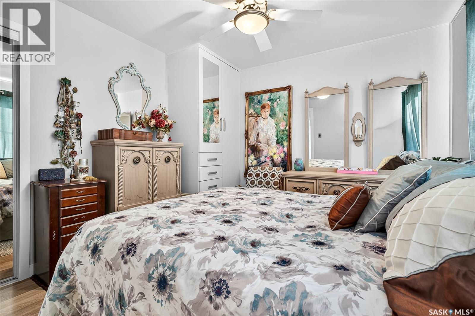 1005 Vaughan Street, Moose Jaw, SK - Indoor Photo Showing Bedroom