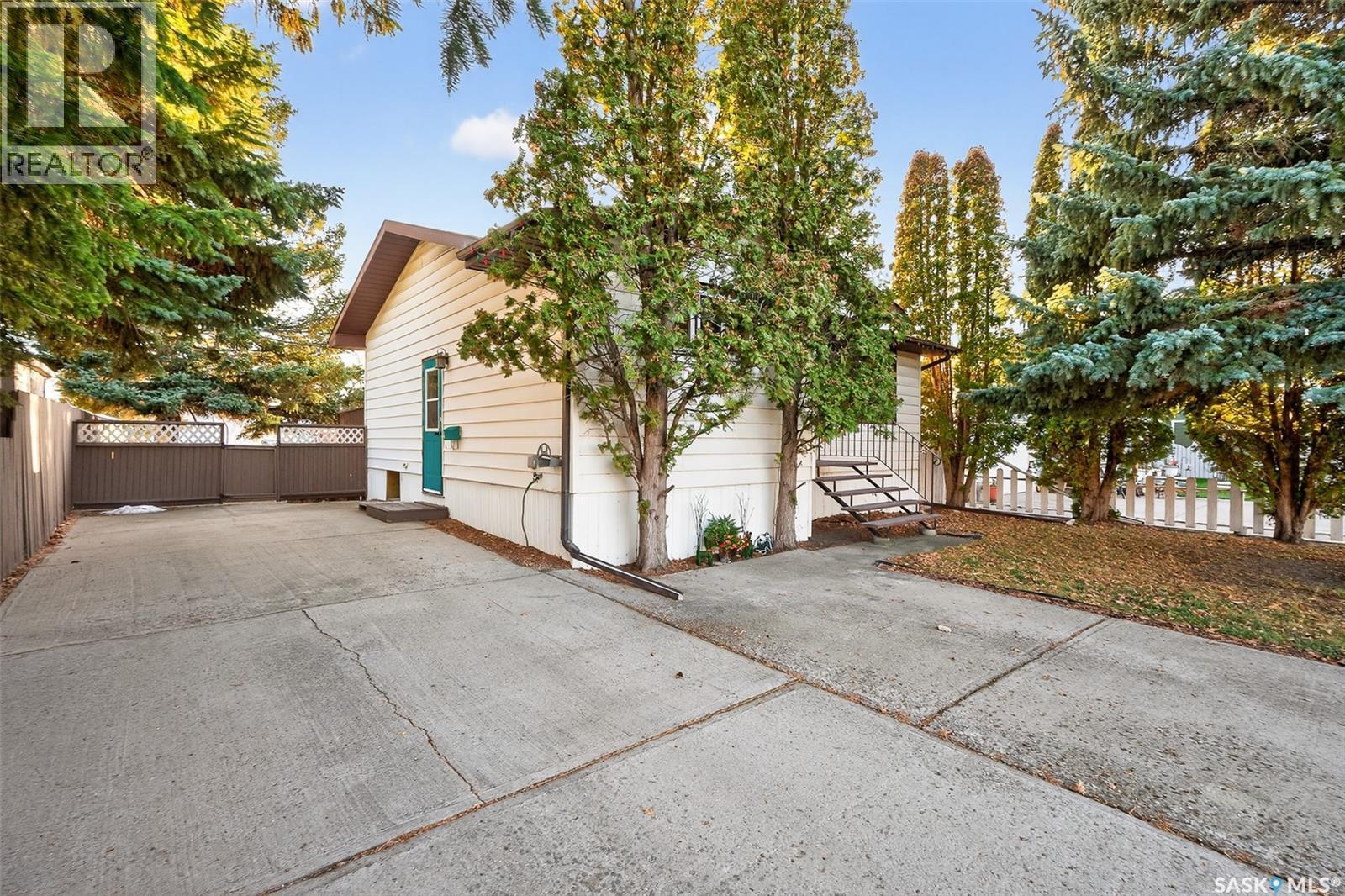 1005 Vaughan Street, Moose Jaw, SK - Outdoor