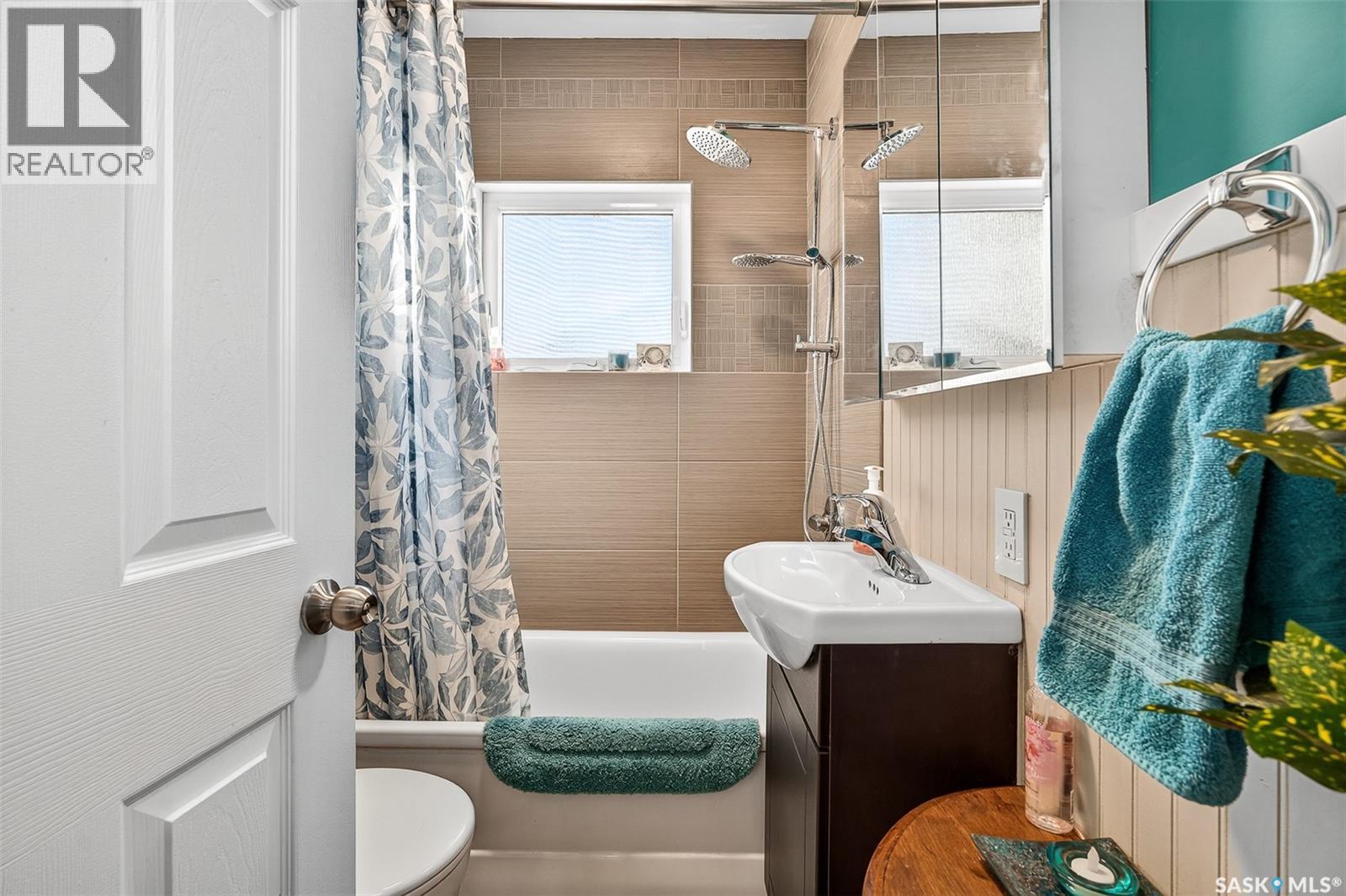 1005 Vaughan Street, Moose Jaw, SK - Indoor Photo Showing Bathroom