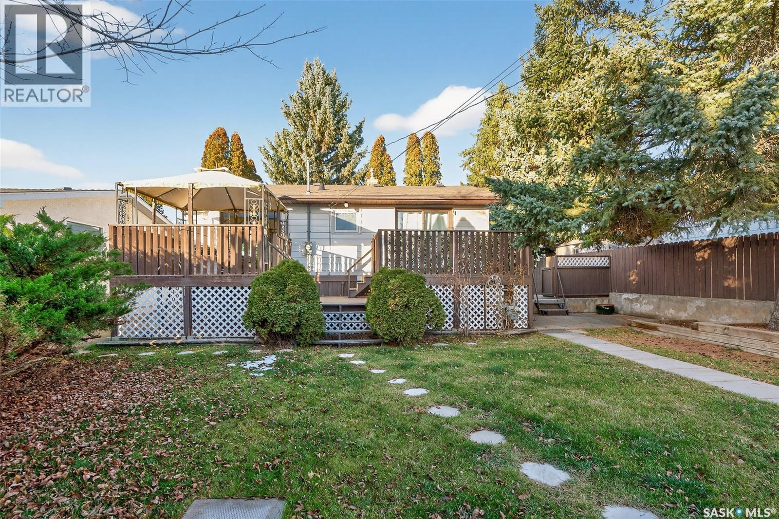 1005 Vaughan Street, Moose Jaw, SK - Outdoor With Deck Patio Veranda