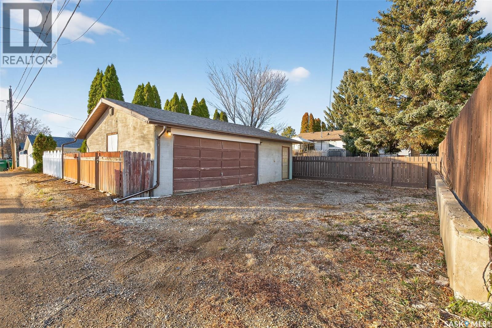 1005 Vaughan Street, Moose Jaw, SK - Outdoor