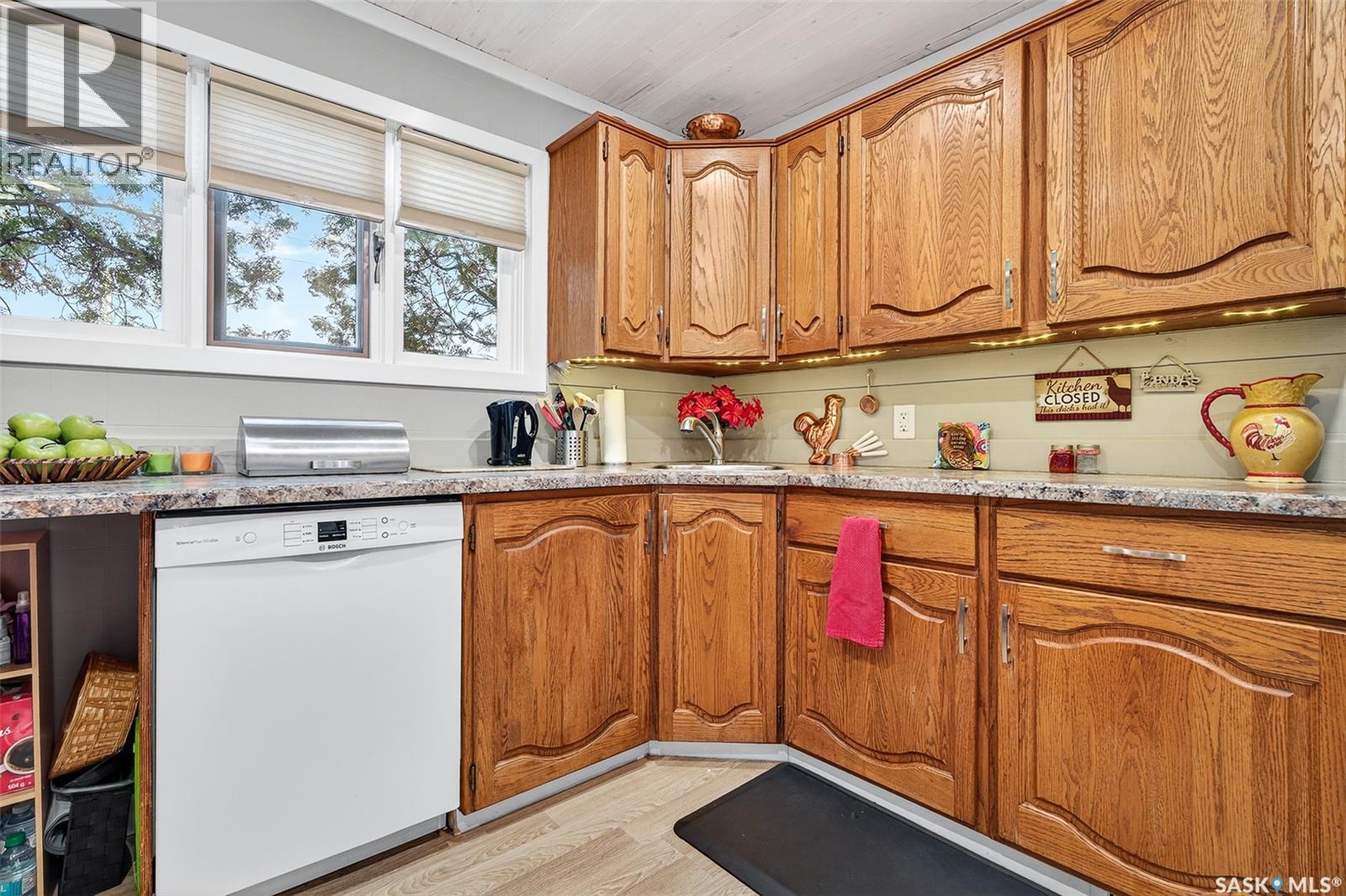 1005 Vaughan Street, Moose Jaw, SK - Indoor Photo Showing Kitchen