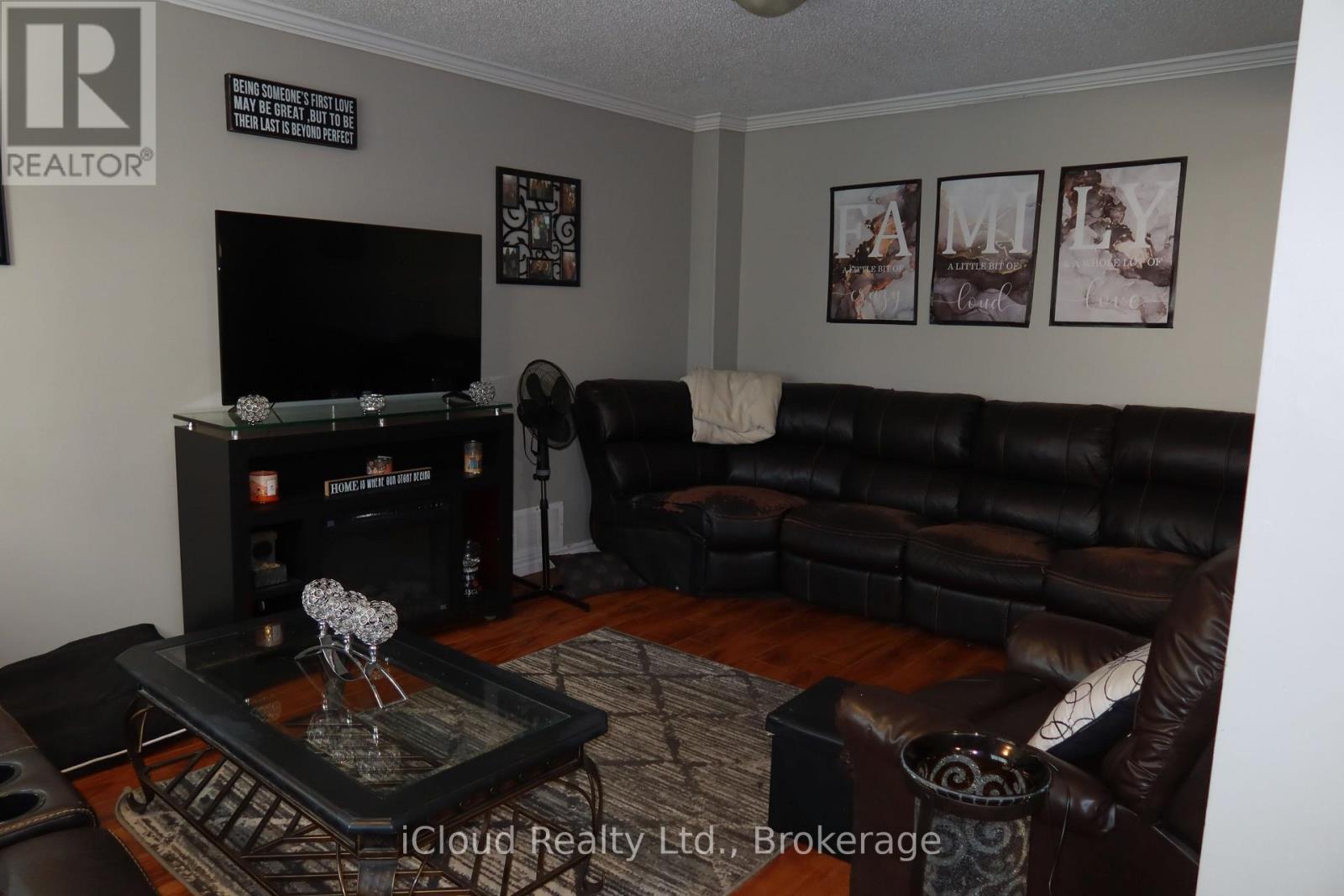 9 Hazelglen Court, Brampton, ON - Indoor Photo Showing Living Room
