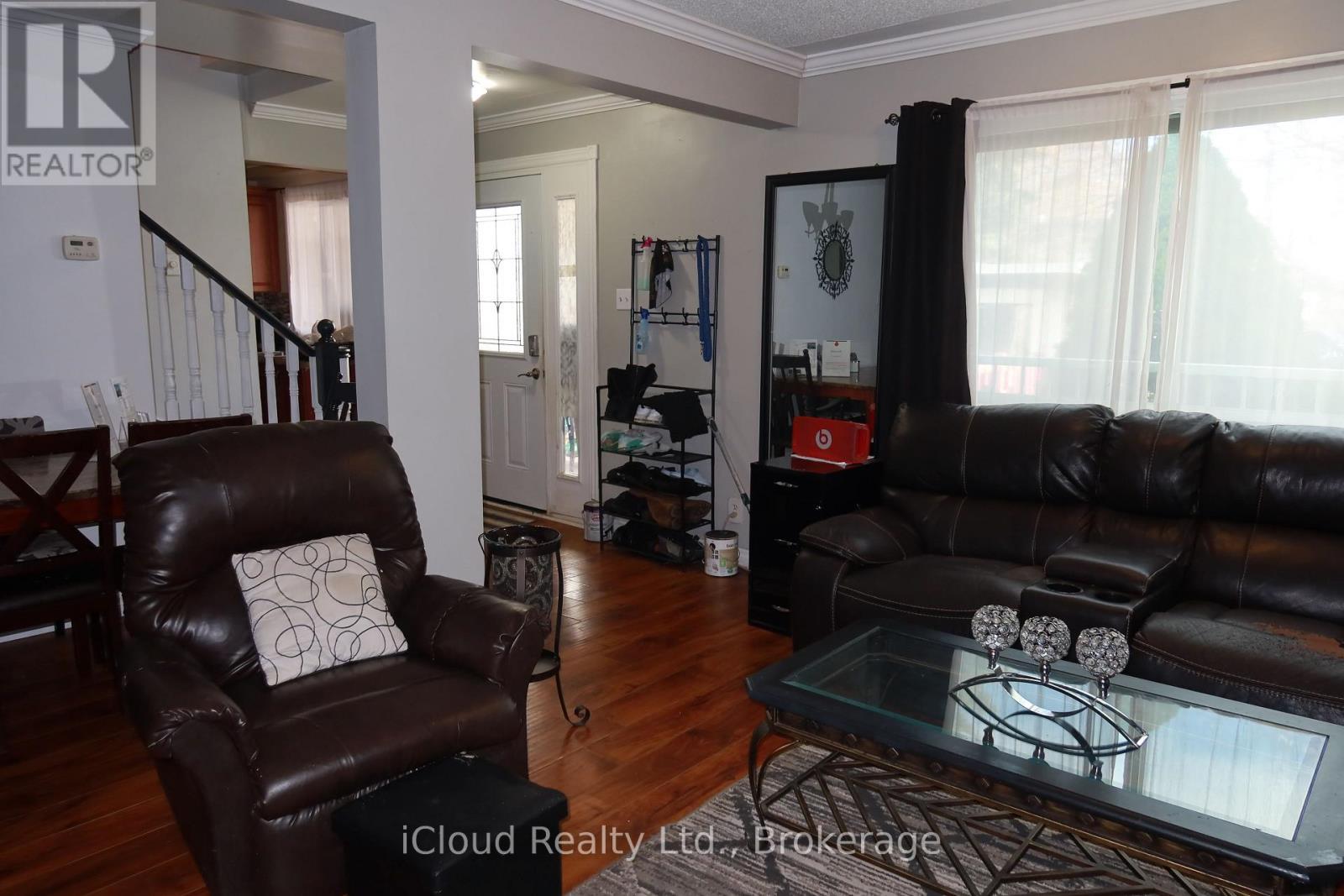 9 Hazelglen Court, Brampton, ON - Indoor Photo Showing Living Room