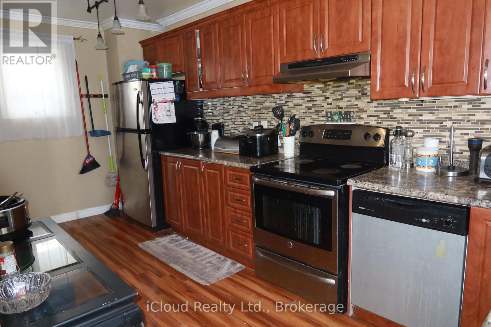 9 Hazelglen Court, Brampton, ON - Indoor Photo Showing Kitchen