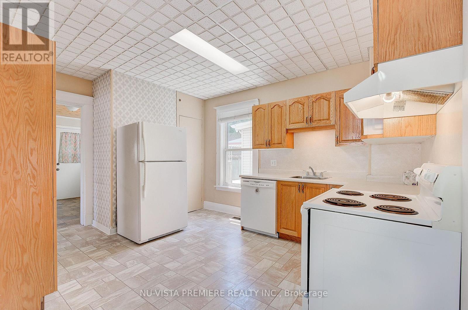 35 Major Street, London East (East M), ON - Indoor Photo Showing Kitchen With Double Sink