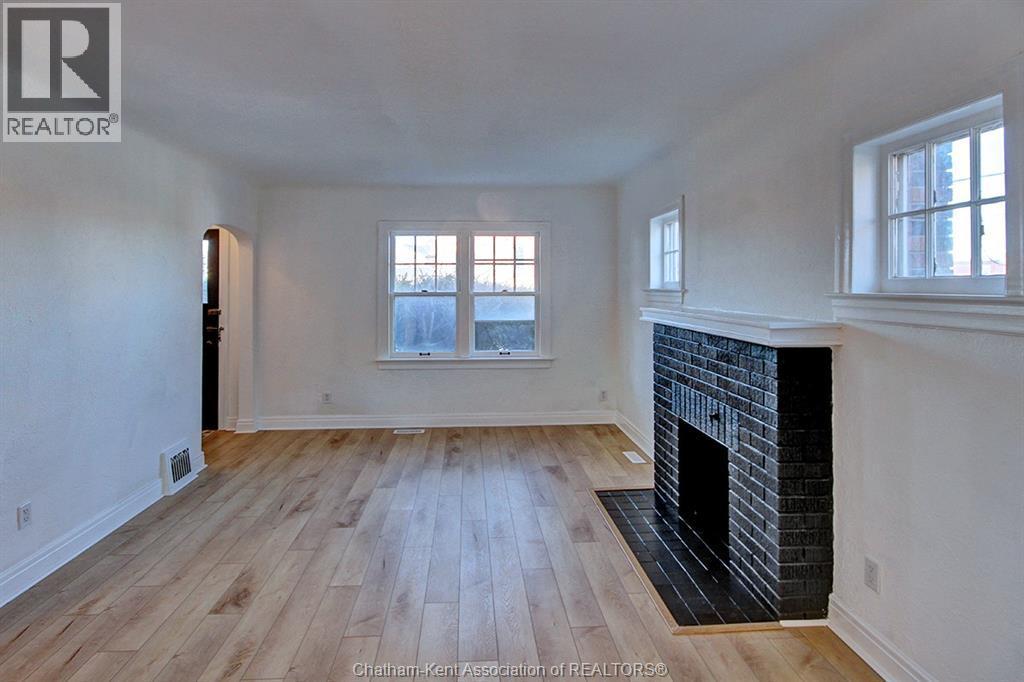 16 Cross Street, Chatham, ON - Indoor With Fireplace