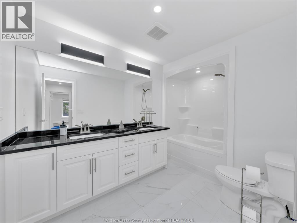 2927 Clemenceau Boulevard, Windsor, ON - Indoor Photo Showing Bathroom