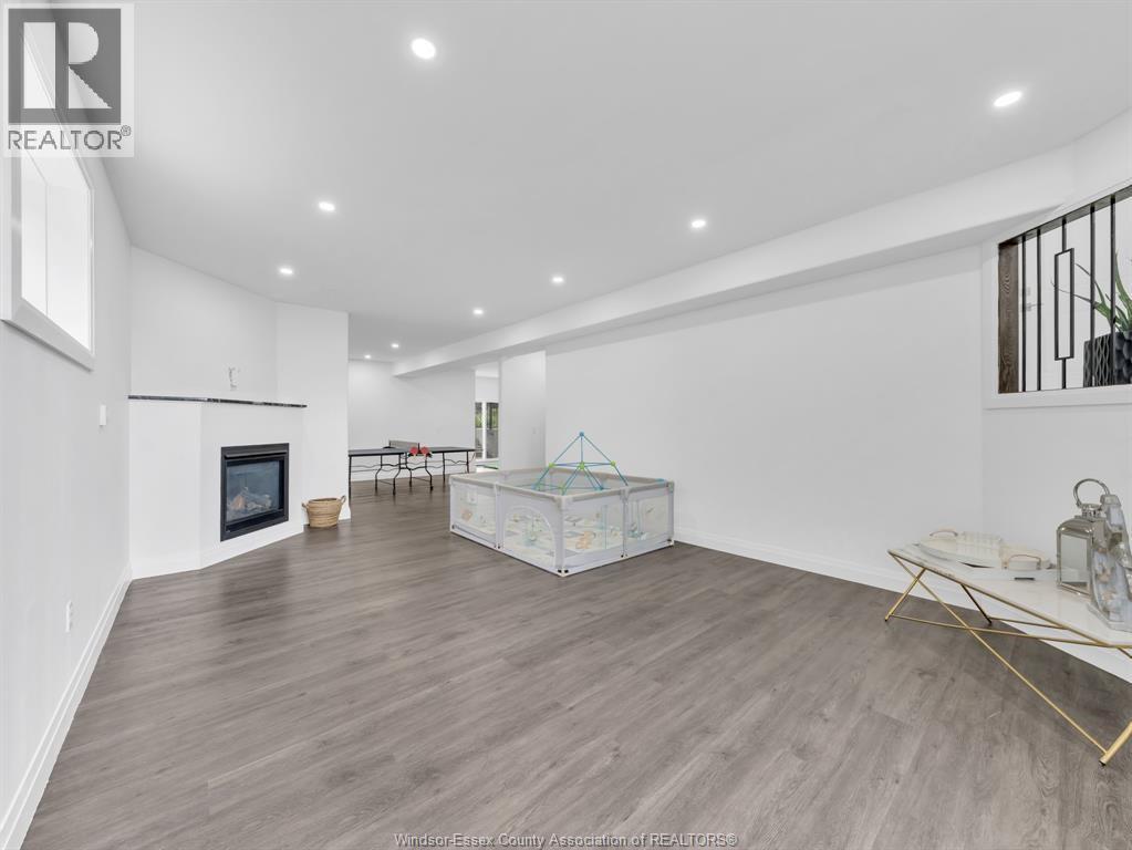 2927 Clemenceau Boulevard, Windsor, ON - Indoor With Fireplace