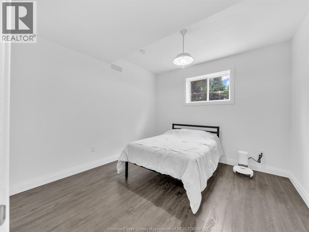 2927 Clemenceau Boulevard, Windsor, ON - Indoor Photo Showing Bedroom