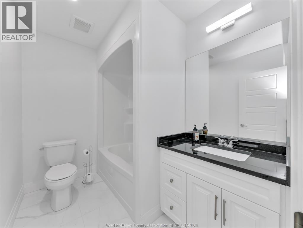 2927 Clemenceau Boulevard, Windsor, ON - Indoor Photo Showing Bathroom