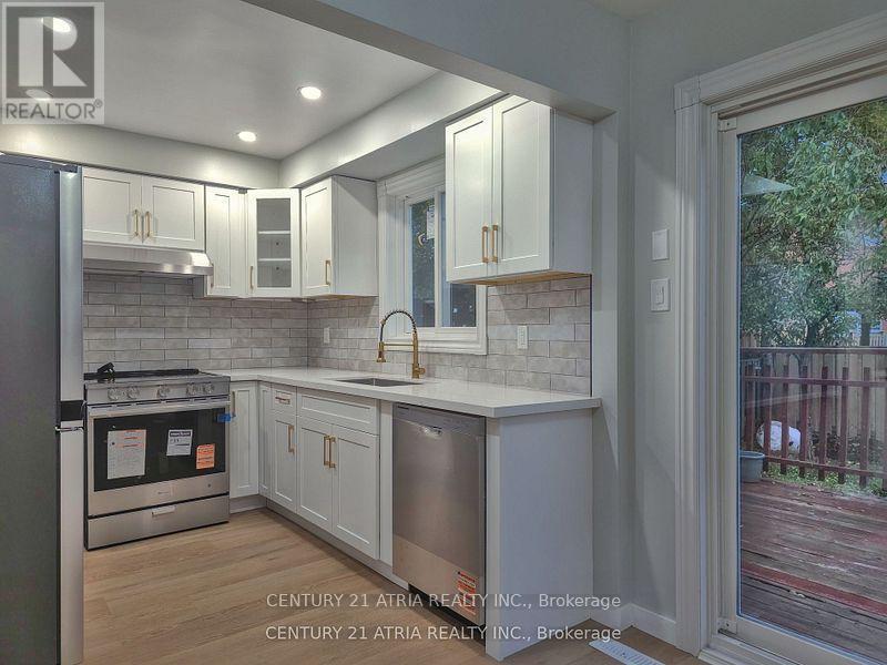 76 Carisbrooke Square, Toronto, ON - Indoor Photo Showing Kitchen With Upgraded Kitchen