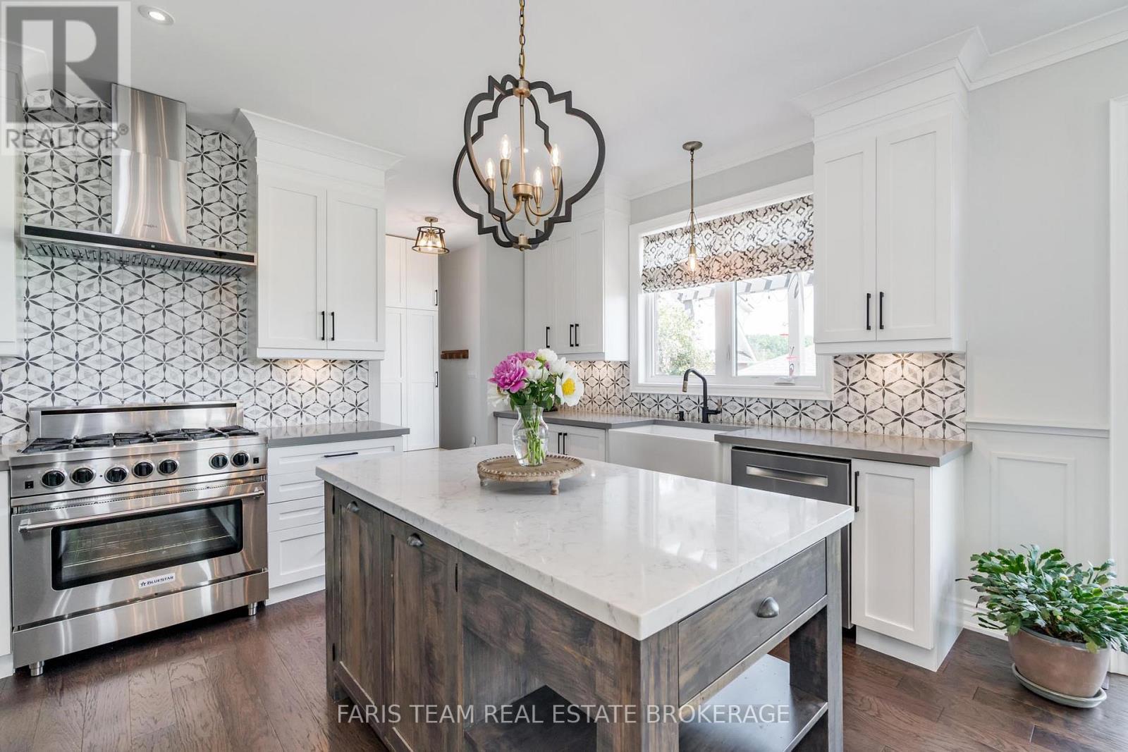 38 Nelson Street, Clearview, ON - Indoor Photo Showing Kitchen With Upgraded Kitchen