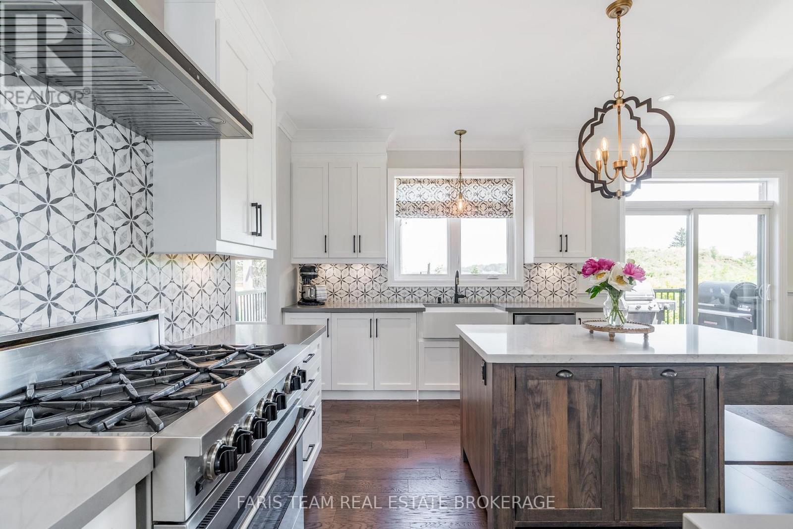 38 Nelson Street, Clearview, ON - Indoor Photo Showing Kitchen With Upgraded Kitchen