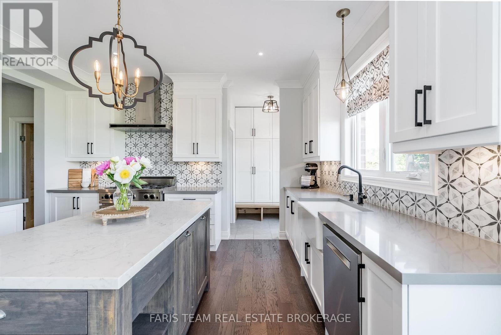 38 Nelson Street, Clearview, ON - Indoor Photo Showing Kitchen With Upgraded Kitchen