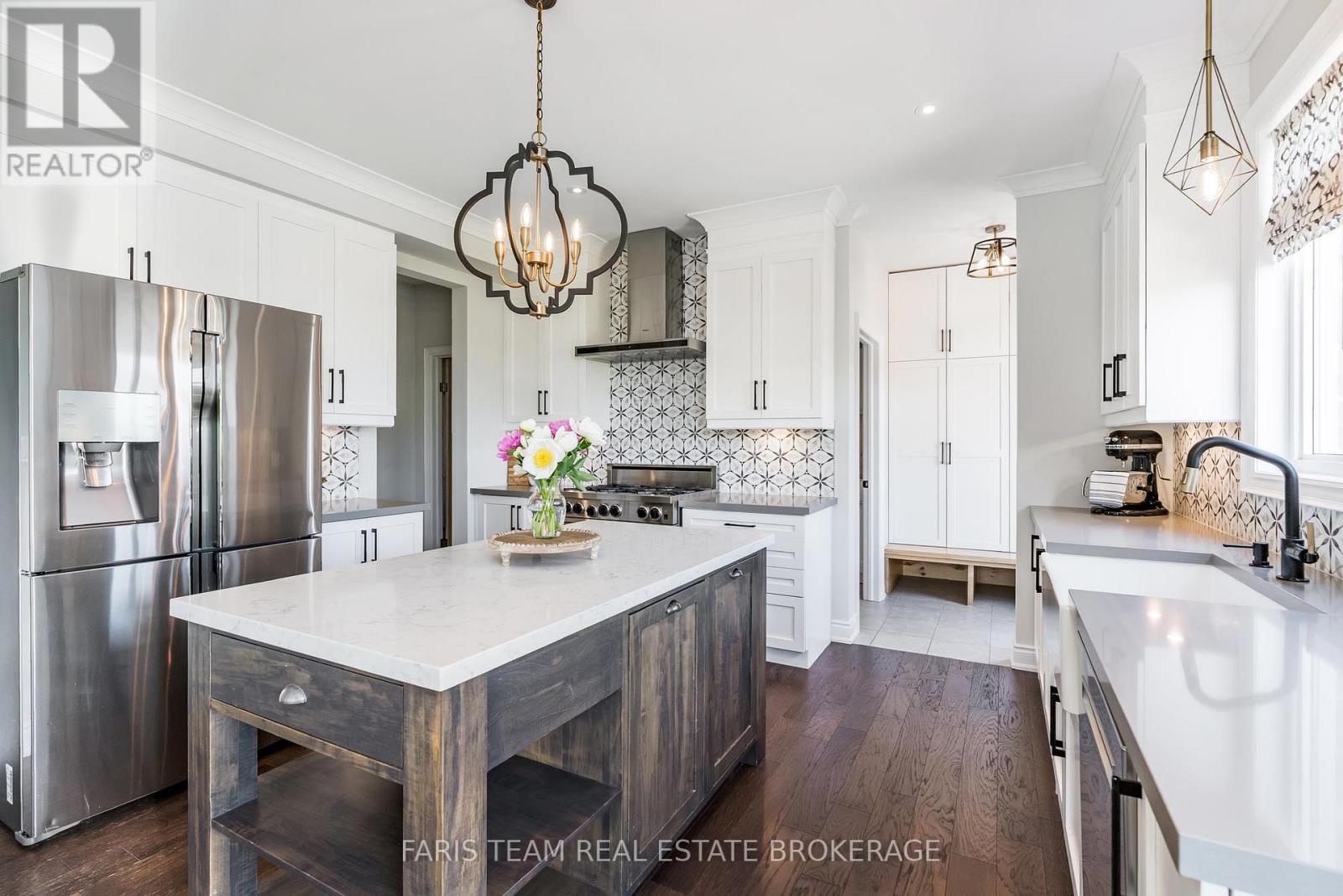 38 Nelson Street, Clearview, ON - Indoor Photo Showing Kitchen With Upgraded Kitchen