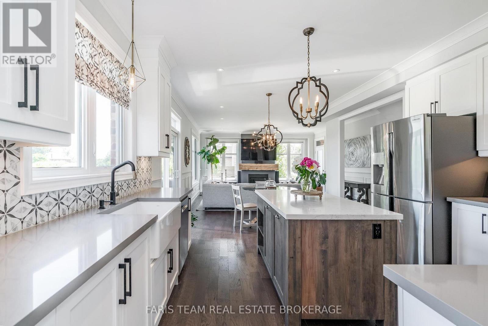 38 Nelson Street, Clearview, ON - Indoor Photo Showing Kitchen With Upgraded Kitchen