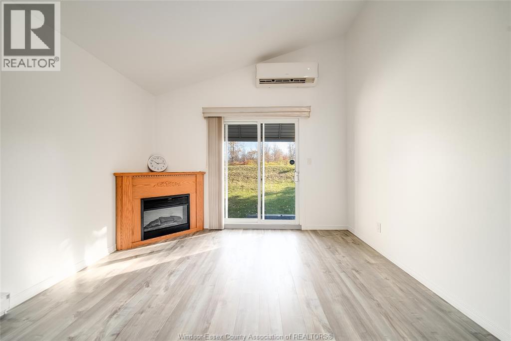1531 Bayswater Crescent, Windsor, ON - Indoor Photo Showing Living Room With Fireplace