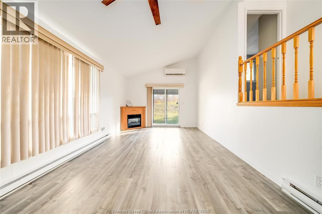 1531 Bayswater Crescent, Windsor, ON - Indoor With Fireplace