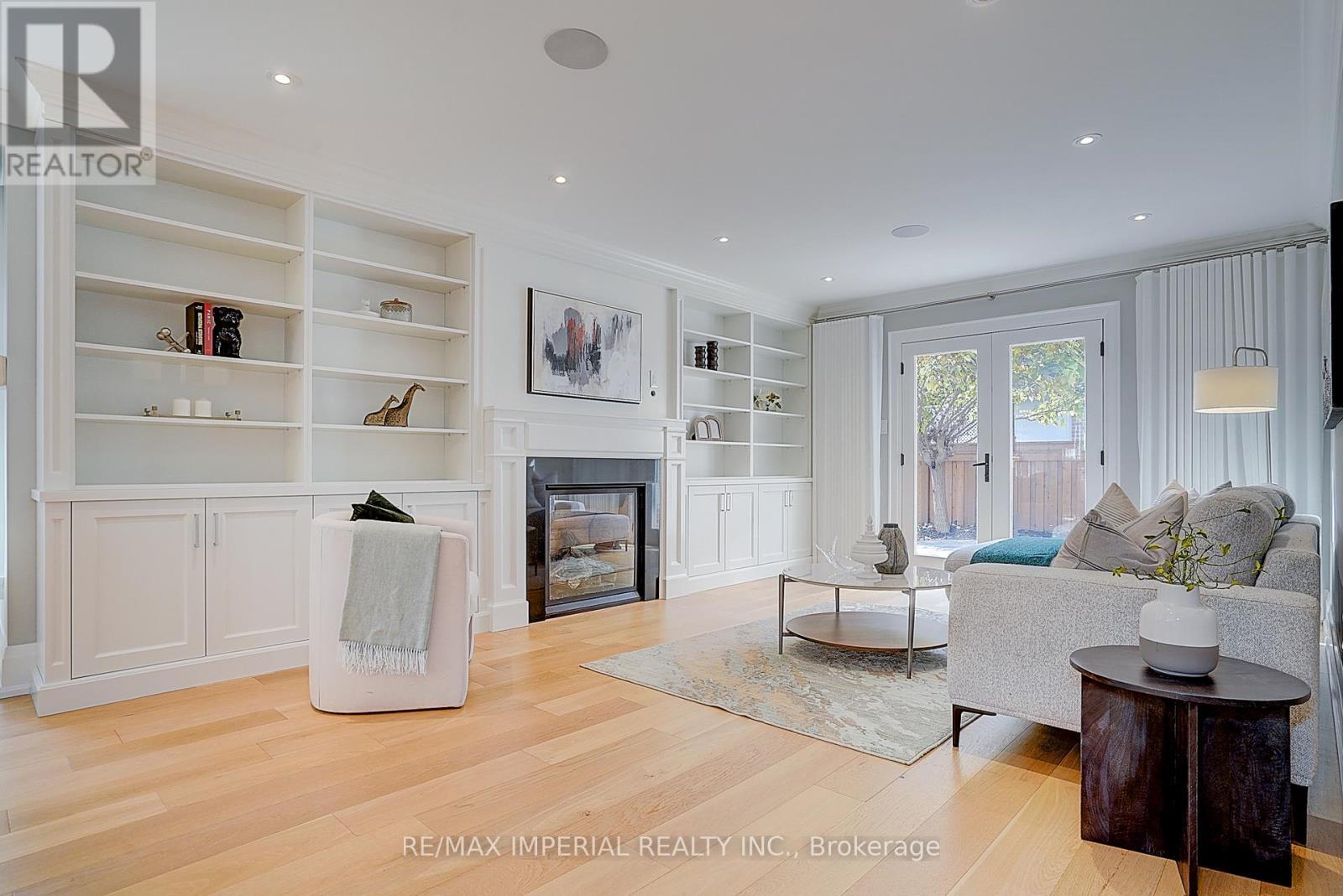 1832 Pine Siskin Court, Mississauga, ON - Indoor Photo Showing Living Room With Fireplace