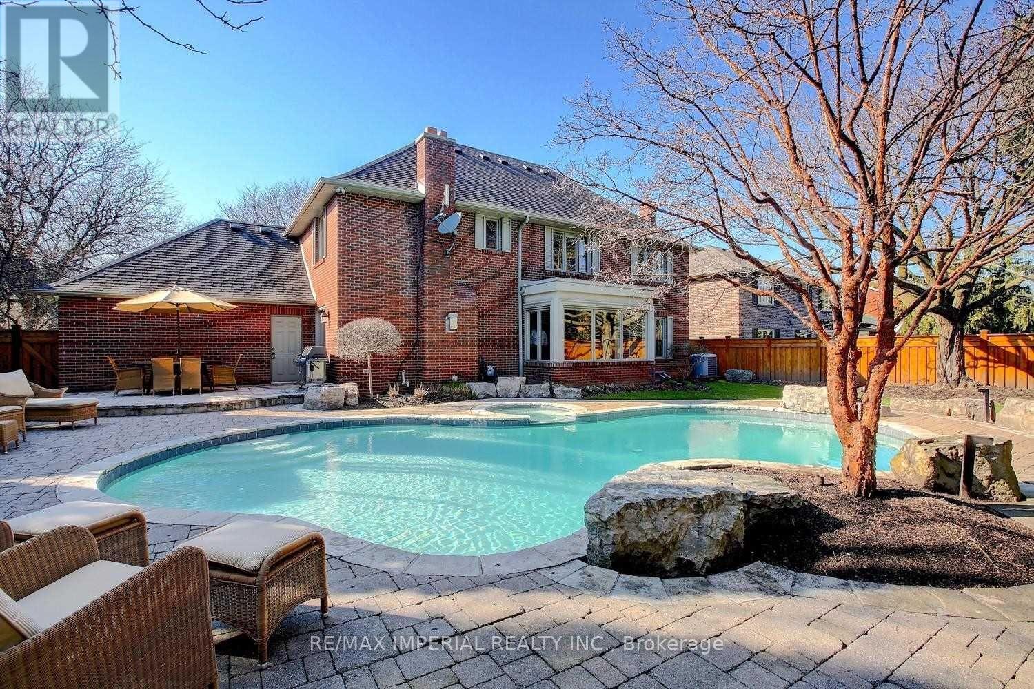 1832 Pine Siskin Court, Mississauga, ON - Outdoor With In Ground Pool