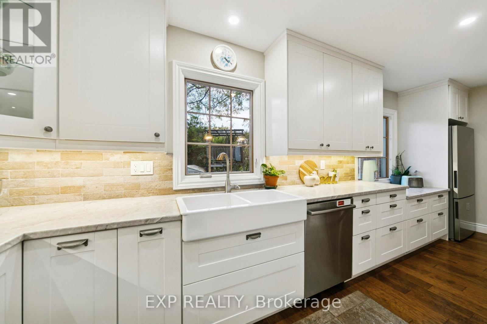 2565 Claymore Crescent, Mississauga, ON - Indoor Photo Showing Kitchen With Double Sink
