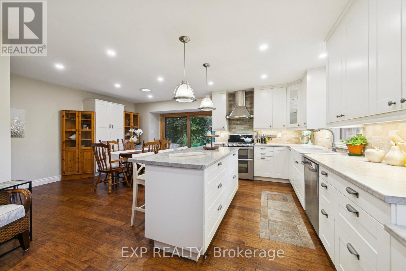 2565 Claymore Crescent, Mississauga, ON - Indoor Photo Showing Kitchen With Upgraded Kitchen