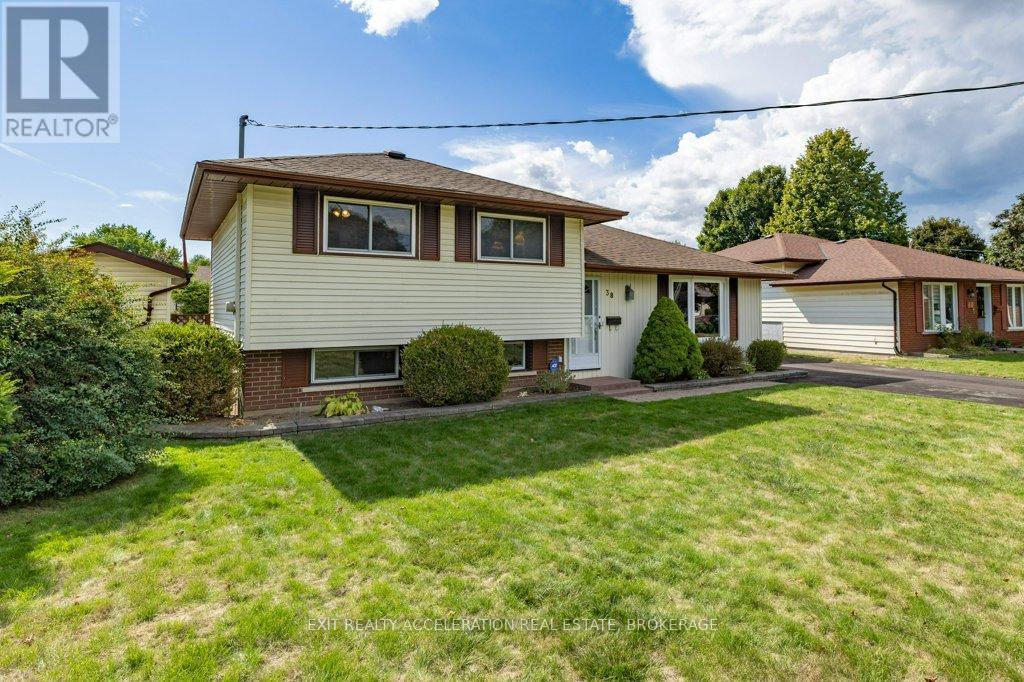 38 Thorncliffe Drive, Belleville (Belleville Ward), ON - Outdoor With Facade