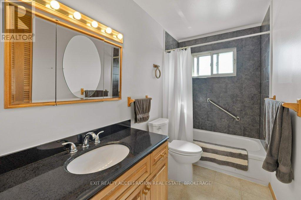 38 Thorncliffe Drive, Belleville (Belleville Ward), ON - Indoor Photo Showing Bathroom