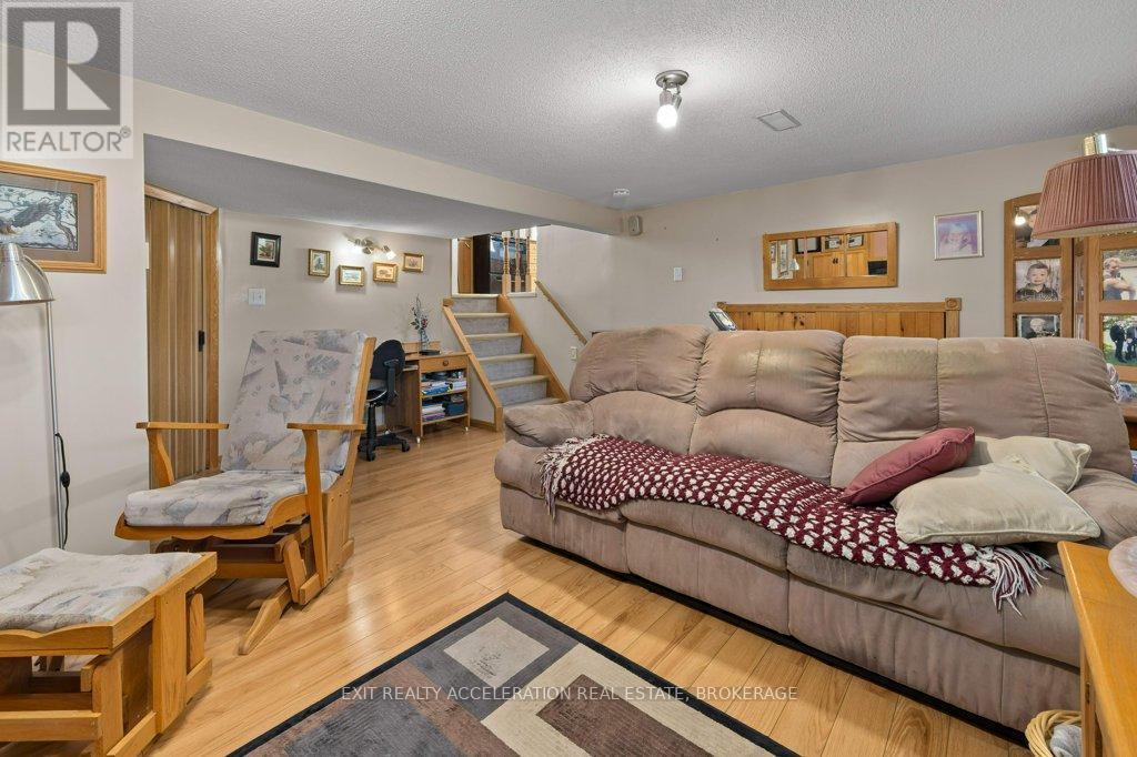 38 Thorncliffe Drive, Belleville (Belleville Ward), ON - Indoor Photo Showing Living Room