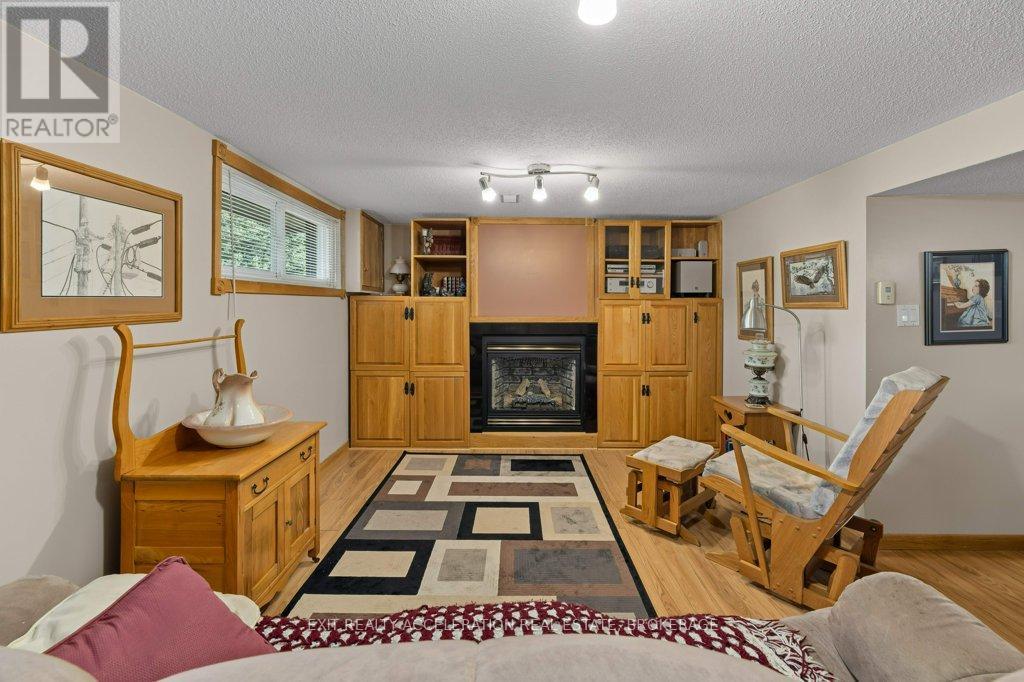 38 Thorncliffe Drive, Belleville (Belleville Ward), ON - Indoor With Fireplace