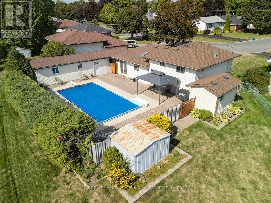 38 Thorncliffe Drive, Belleville (Belleville Ward), ON - Outdoor With In Ground Pool
