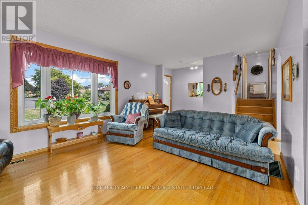 38 Thorncliffe Drive, Belleville (Belleville Ward), ON - Indoor Photo Showing Living Room