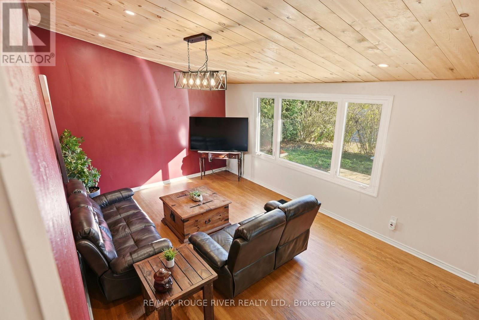 474 Wardell Street, Tay (Port Mcnicoll), ON - Indoor Photo Showing Living Room