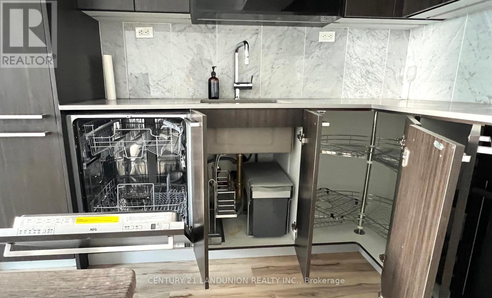 2602 - 70 Queens Wharf Road, Toronto, ON - Indoor Photo Showing Kitchen