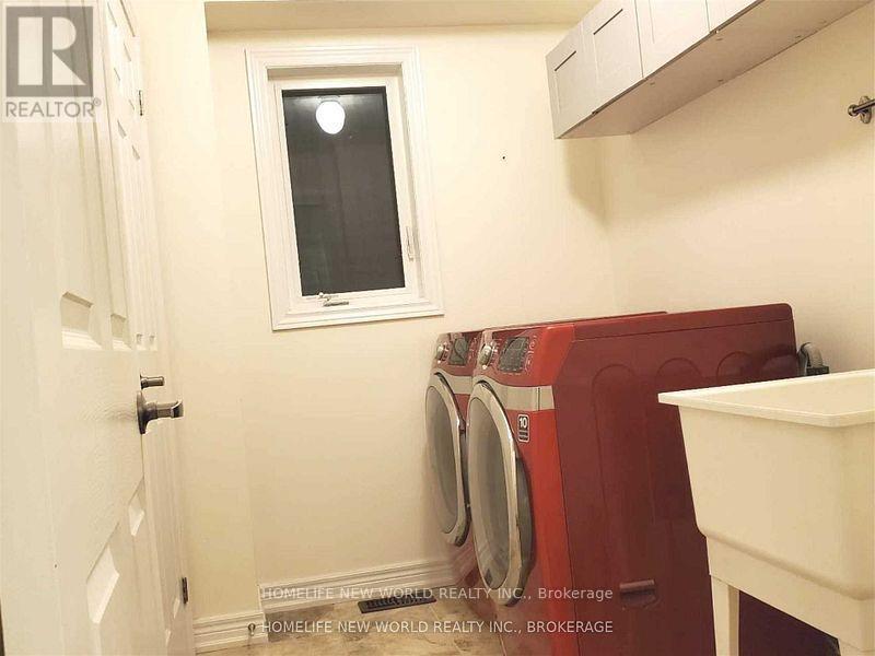 208 Hunting Ridges Grd Drive, Richmond Hill, ON - Indoor Photo Showing Laundry Room